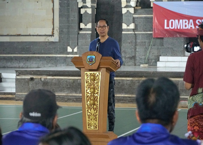 LOMBA: Wabup Suiasa saat membuka Lomba Senam Garbasari Desa Ungasan di Wantilan Dirgha Labha, Kecamatan Kuta Selatan, Minggu (9/6).