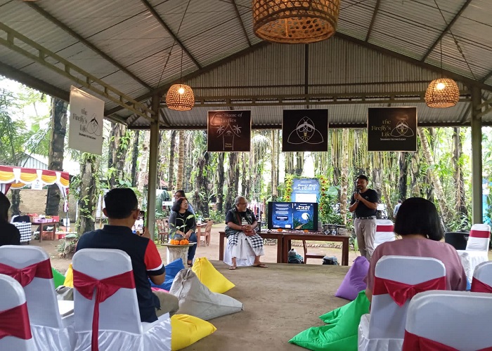 PELUNCURAN : Launching Buku Bring Back The Light, Wayan Wardika berbagi pengetahuan tentang siklus hidup kunang-kunang yang memiliki 4 fase.