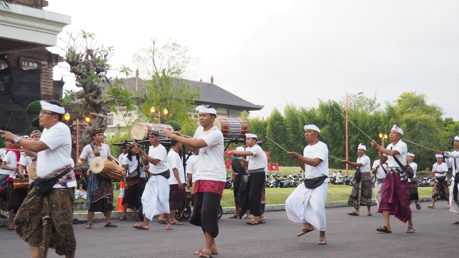 GLADI: Gladi pawai pembukaan PKB ke-46 oleh Duta Kabupaten Badung di depan Balai Budaya Giri Nata Mandala, Puspem Badung, Sabtu (8/6).