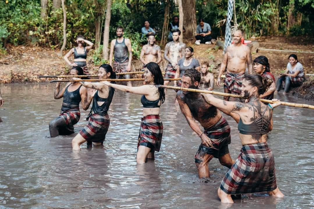 DIKAGUMI: Salah satu atraksi olah raga tradisional Bali Mepantigan Bali yang dikagumi tokoh dunia. Kerap menjadi aktivitas syuting.