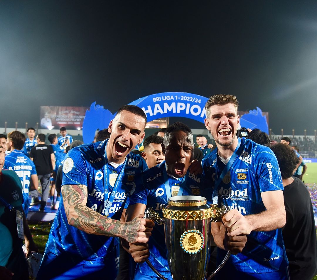 Victor Igbonefo (tengah), juara Liga 1 bersama Persib Bandung.