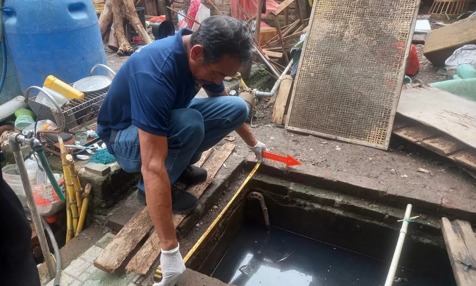 Tim Inafis Polres Jembrana olah TKP bayi tenggelam di kolam pembuangan limbah, 9 Juni 2024.