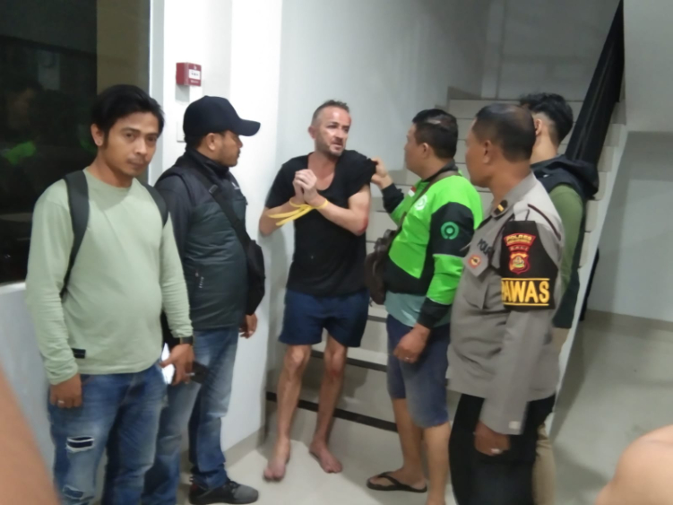 DIRINGKUS: Damon diringkus di Bandara Internasional I Gusti Ngurah Rai setelah membawa kabur truk dari Kerobokan, Badung.