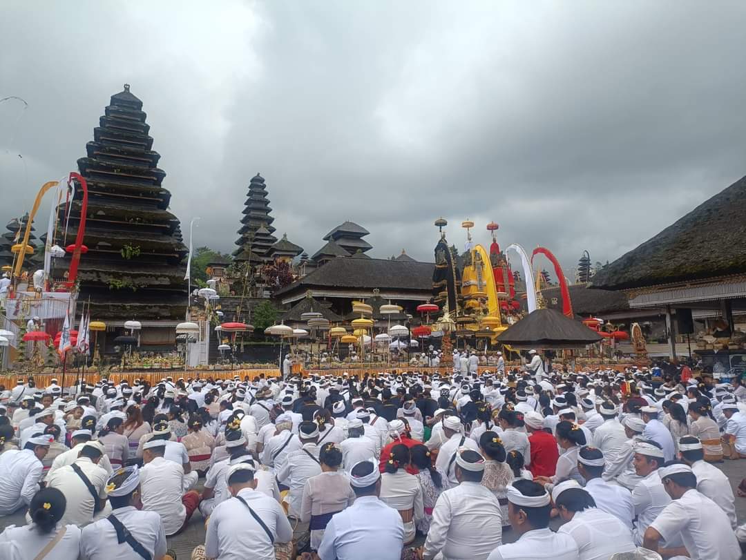 Suasana Sembahyang di Pura Besakih