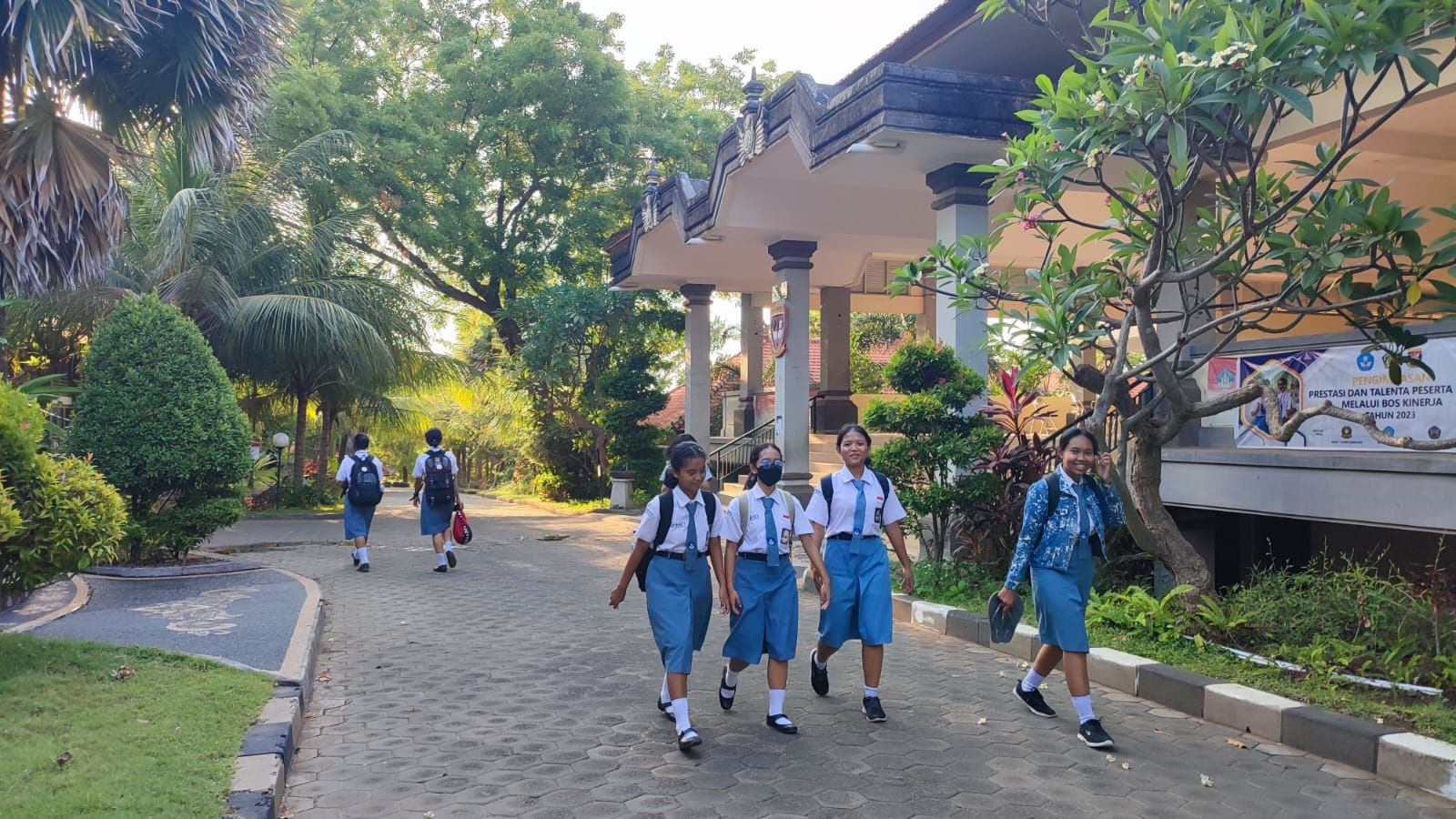 SMAN Bali Mandara yang berlokasi di Desa Bukti, Kecamatan Kubutambahan, Kabupaten Buleleng, Bali.