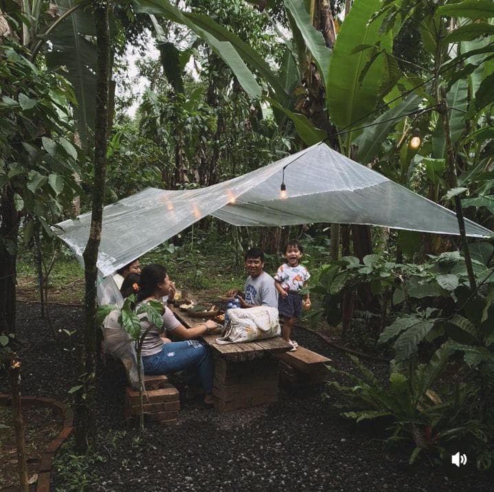 KULINER: Bukan glamping di Kintamani Bali, tetapi tempat kuliner yang tawarkan menu urutan asap di tengah kebun pisang, sambil bermain dengan binatang peliharaan.