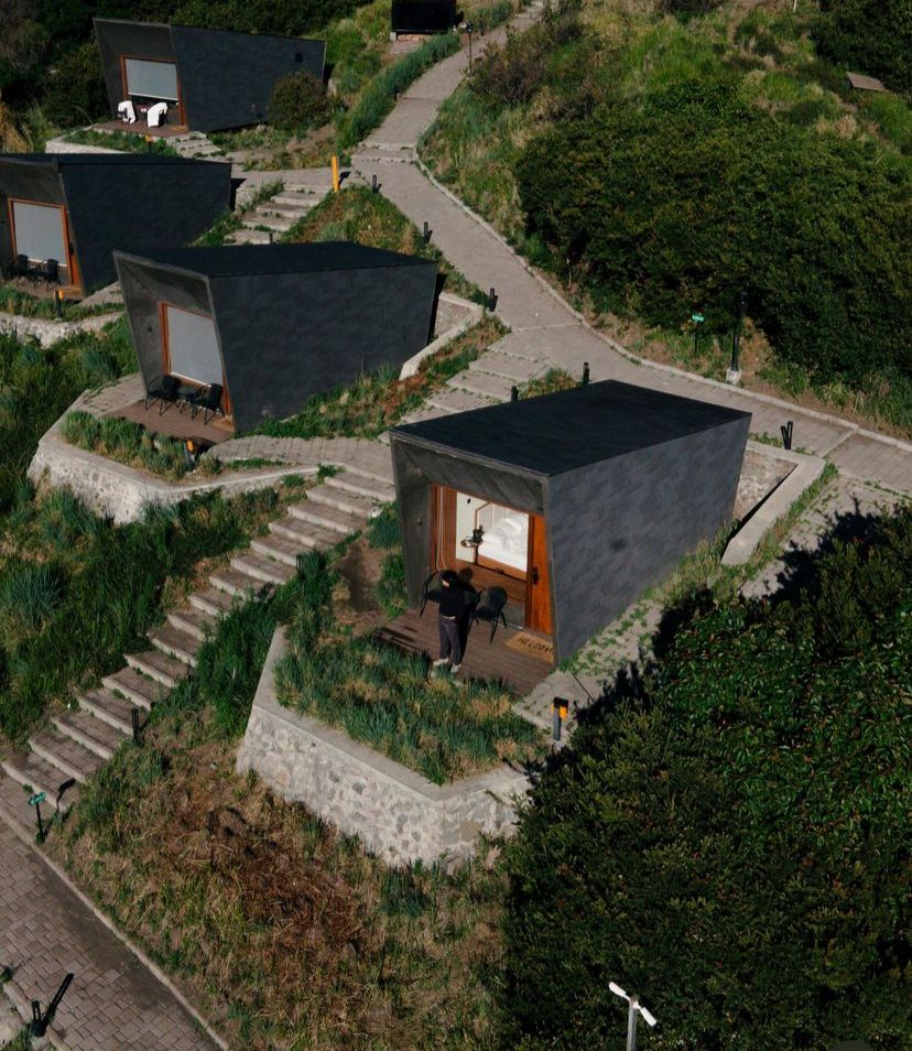 HOTEL BINTANG 3: Artotel Cabin Bromo, tempat liburan di Jawa Timur yang tak kalah keren dengan glamping di Kintamani Bali dengan fasilitas hotel bintang 3.