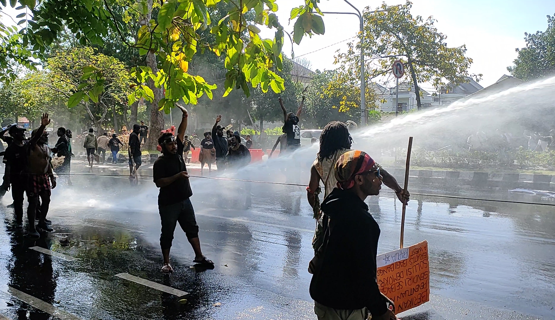 BERSITEGANG: Demo mahasiswa Papua di Renon berlangsung ricuh, Massa aksi bersitegang dengan polisi.