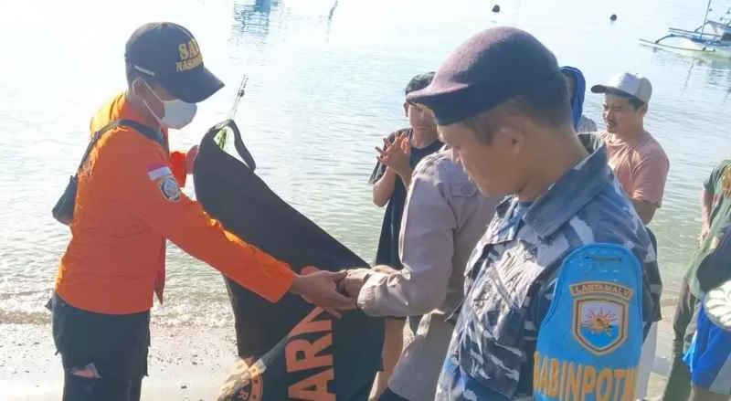 MENGAGETKAN WARGA : Jasad Putu Sarka dievakuasi setelah sebelumnya ditemukan meninggal diduga karena tenggelam saat mancing.(polres buleleng)