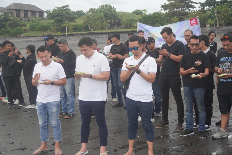 Serangkaian HUT ke 54, Astra Motor Bali lakukan Penyerahan CSR di Pantai Yeh Gangga berupa pelepasan tukik dan menyerahkan dana bantuan untuk pemeliharaan fasilitas di Pantai Yeh Gangga