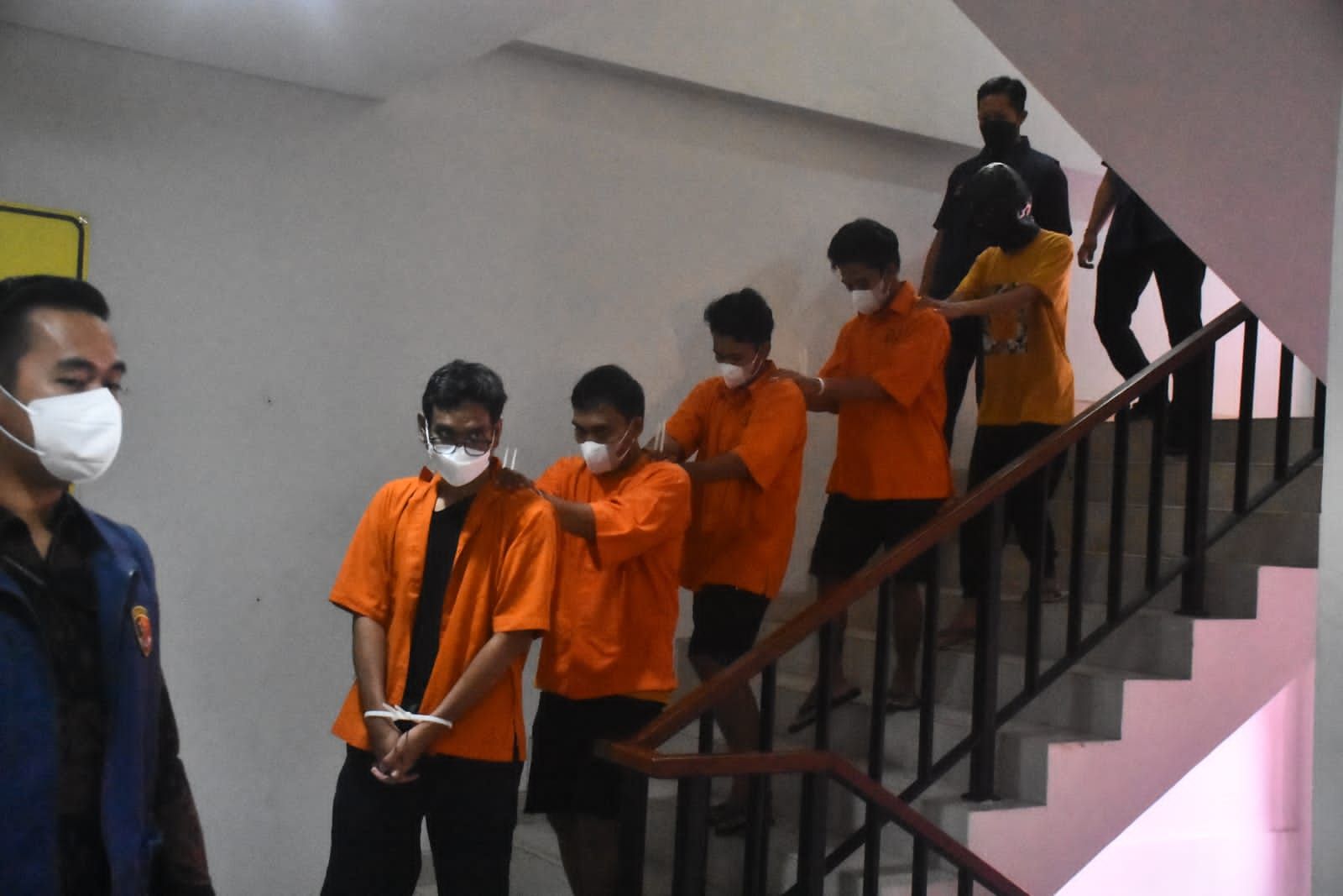 Lima tersangka sindikat penipuan online di Bali dihadirkan dalam pengungkapan kasus tersebut di Mapolda Bali pada Selasa, 11 Juni 2024.