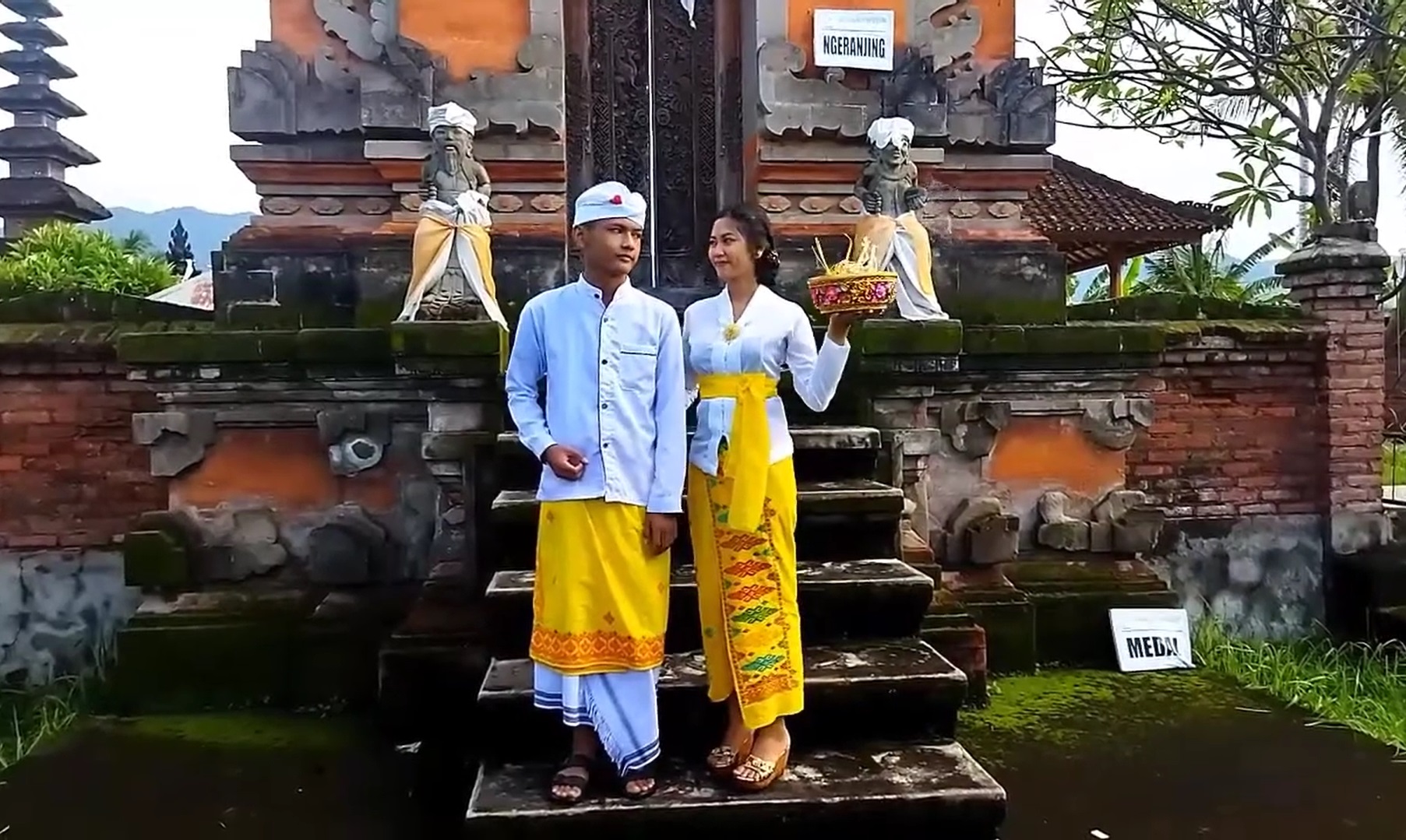 Pakaian adat sembahyang ke Pura