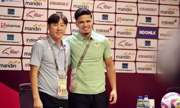Pelatih Timnas Indonesia, Shin Tae-yong (kiri), dan penyerang Timnas Indonesia, Ragnar Oratmangoen (kanan). (PSSI)