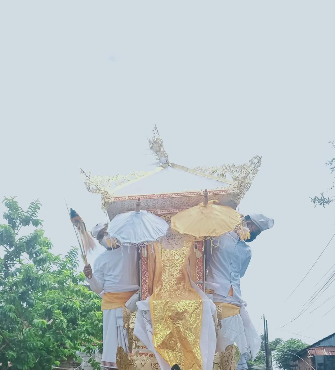 Upacara pengabenan sebagai rangkaian dari ritual kematian yang pantang memilih padewasan semut sedulur dan Kala Gotongan