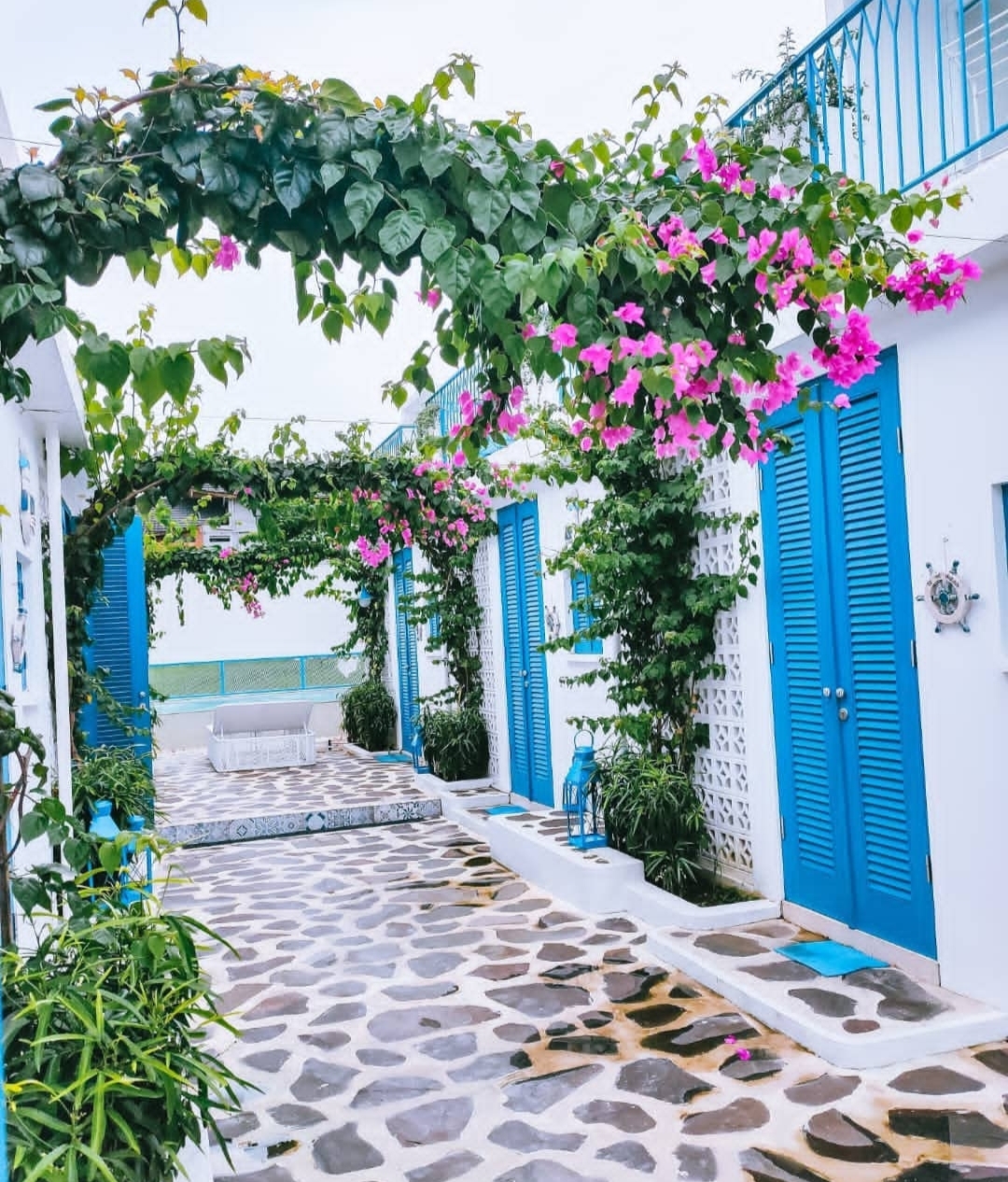 YUNANI: Meski bukan Glamping Kintamani, tapi menginap di The Blue Loft Bali mampu memberikan sensasi seperti di Pulau Santorini Yunani.