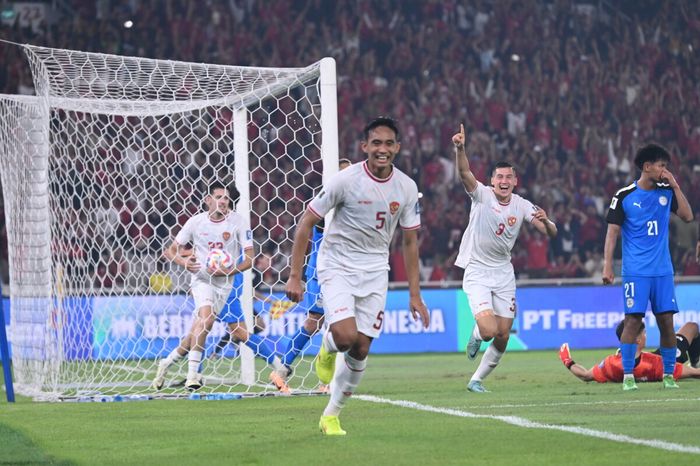 Bek Timnas Indonesia Rizky Ridho mencetak gol kedua ke gawang Filipina yang dijaga Kevin Ray Mendoza, yang juga kiper Persib Bandung.