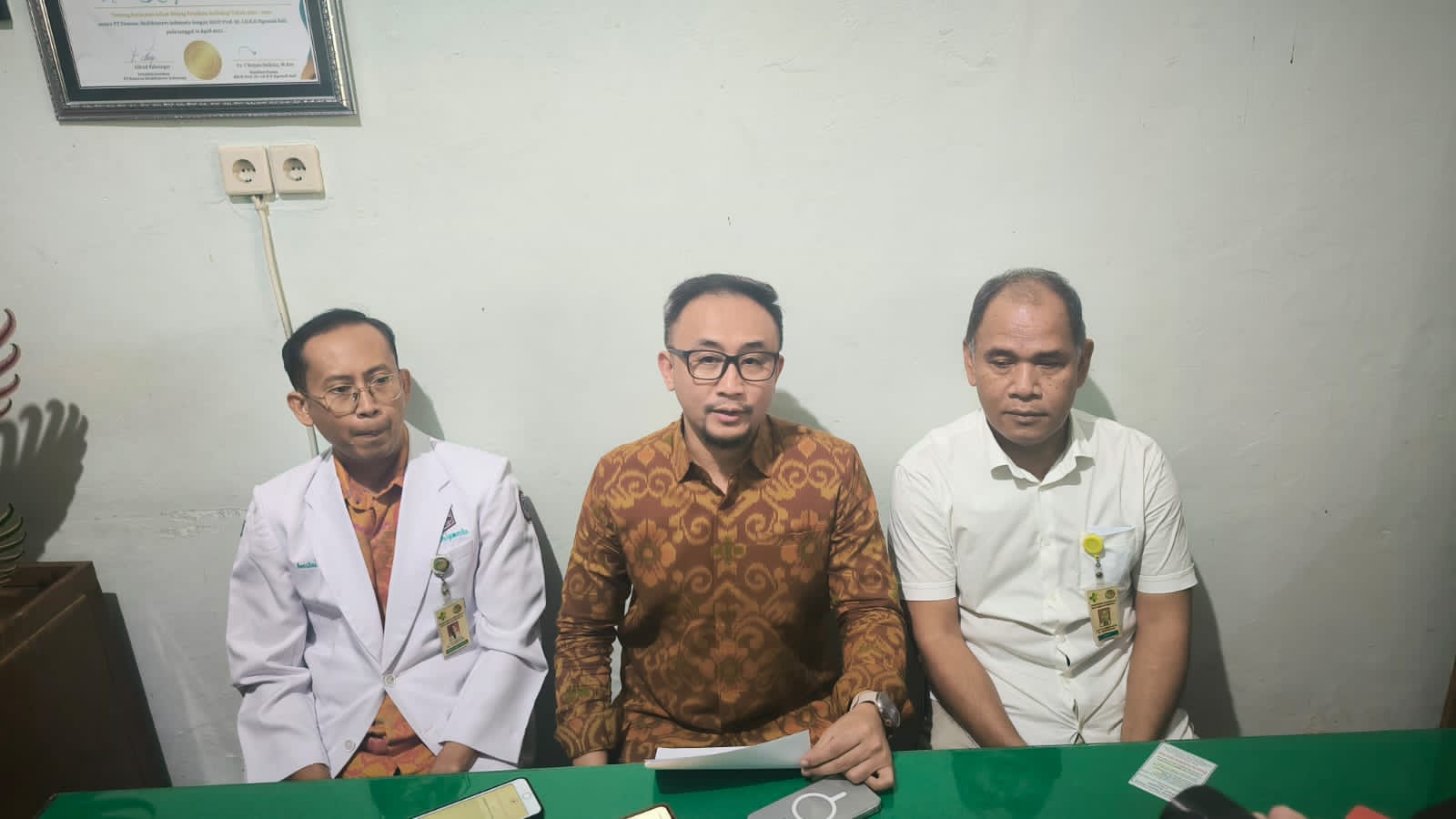 Dari Kiri: Para dokter RSUP Prof Dr IGNG Ngoerah, dr I Gusti Putu Hendra Sanjaya, dr Affan Prigambido Permana (tengah), dan dr Putu Kuniyanta.