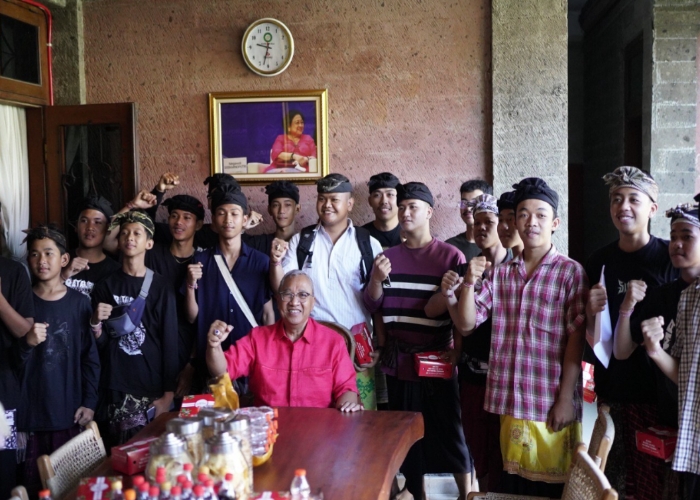 AUDIENSI: Ketua DPRD Badung Putu Parwata saat menerima audiensi Sekaa Gong Puspa Sari di kediamannya, Rabu (12/6).