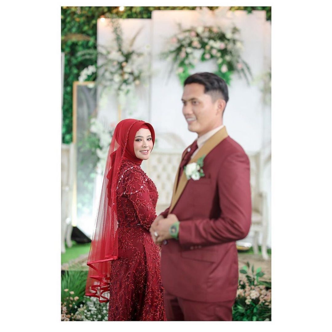 Foto ini menampilkan senyuman yang sangat anggun dari Briptu Fadhilatun Nikmah.