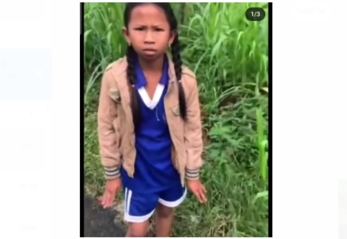 Seorang anak kecil terlihat ketakutan saat ditanya lokasi penjual kepala manusia oleh pembuat konten