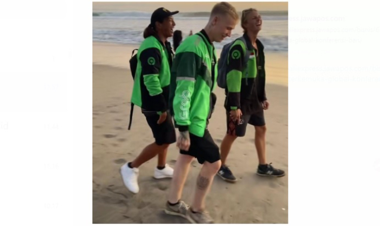 Sejumlah bule menggunakan jaket ojol sebagai tren fashion di Bali
