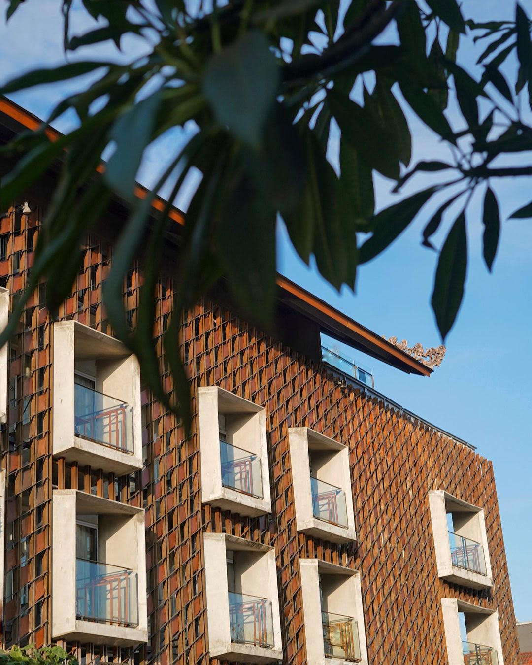 Hotel di Sanur ini tak kalah menarik dengan glamping di Kintamani Bali. Berornamen layang-layang tradisional Bali, bisa berenang di ketinggian.
