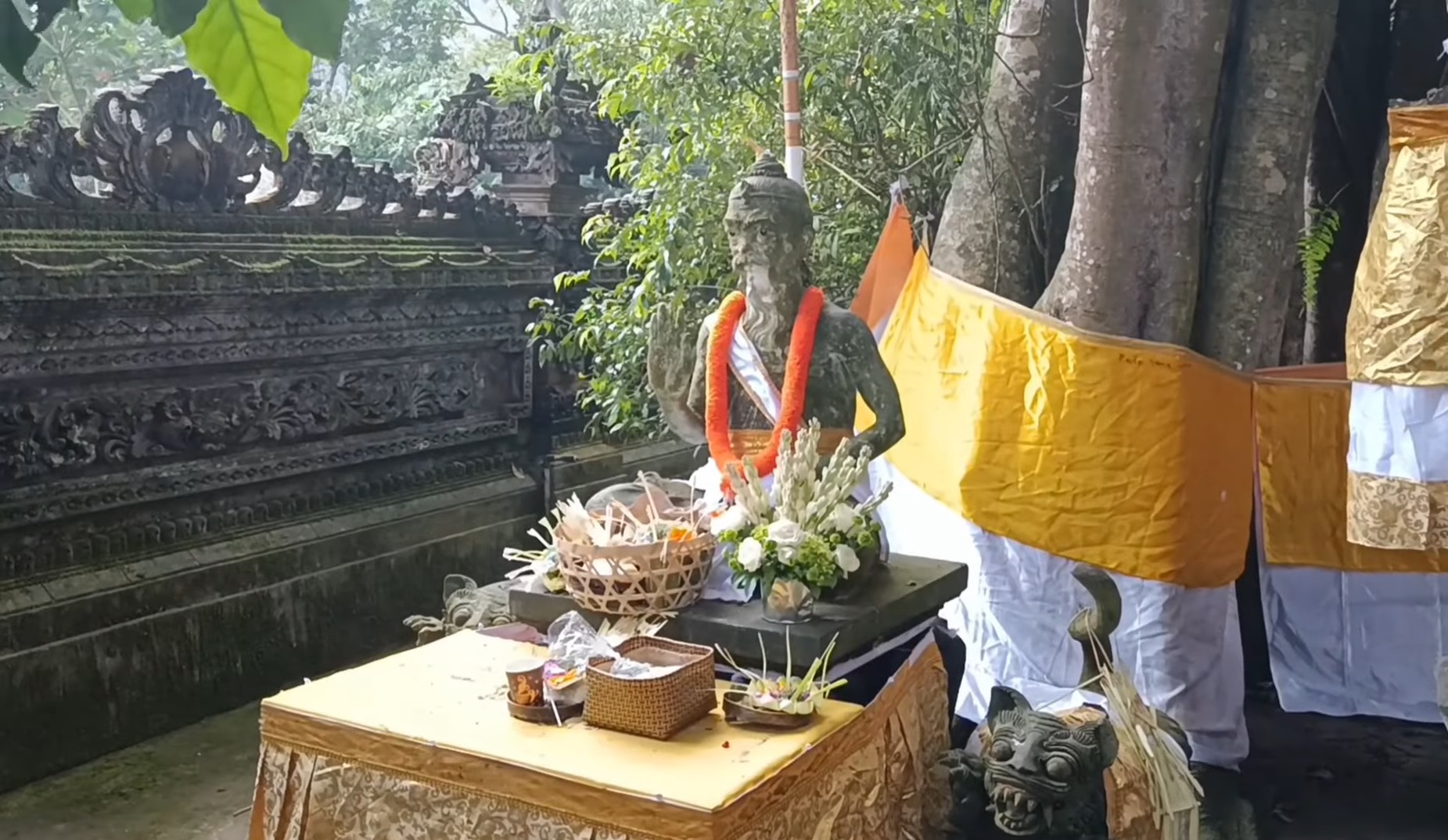 Patung Ida Rsi di Pura Pucak Sangkur Desa Adat Kembang Merta, Kecamatan Baturiti, Tabanan