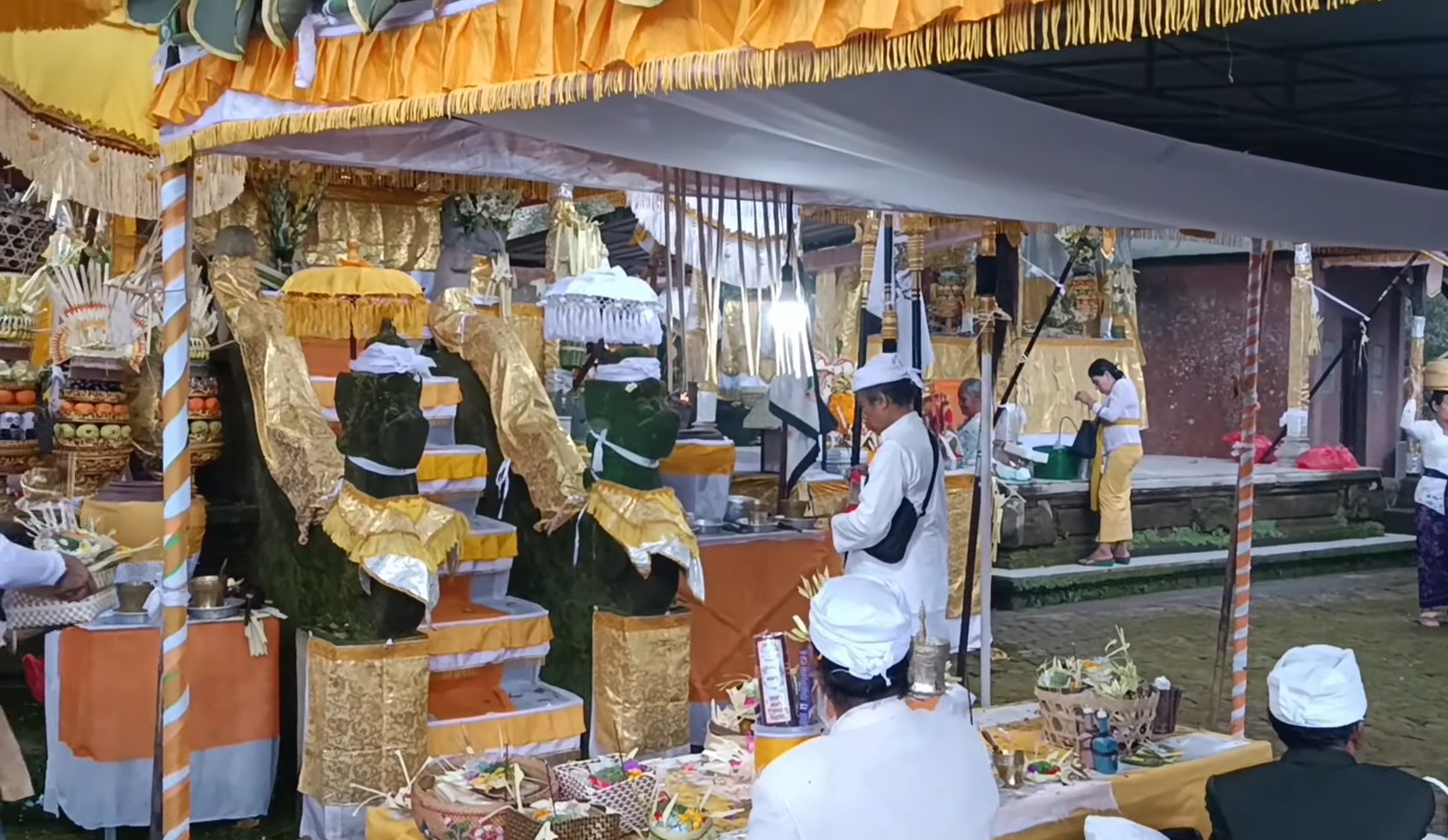 Pura Luhur Pucak Sangkur yang merupakan pura kahyangan jagat di DesanAdat Kenbang Merta Kecamatan Baturiti, Tabanan, Bali