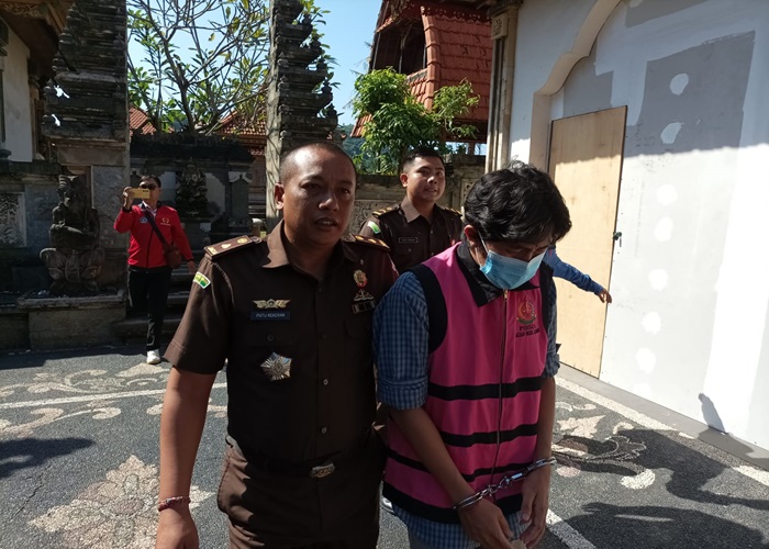 DITAHAN : Tersangka kasus korupsi APBDes Tusan saat dilimpahkan tahap 2 ke Kejari Klungkung beberapa waktu lalu.