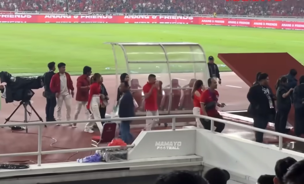 Anang Hermansyah and friends usai disoraki suporter di Stadion GBK.