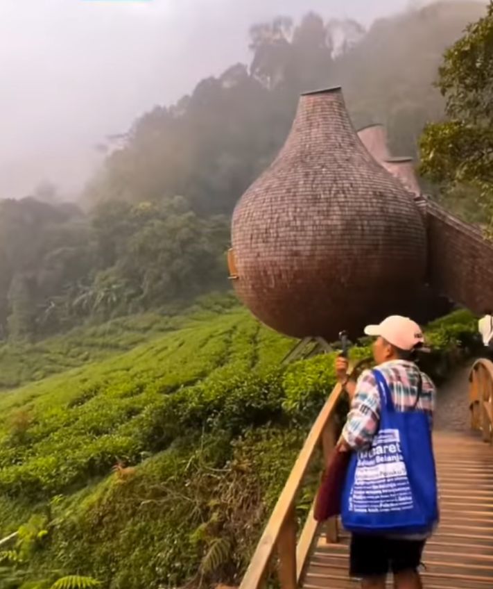 SARANG BURUNG: Pemandangan spektakuler Gunung Salak dan Gunung Gede Pangrango bisa dinikmati dari tempat glamping mirip sarang burung, yang tak ada di Kintamani Bali.