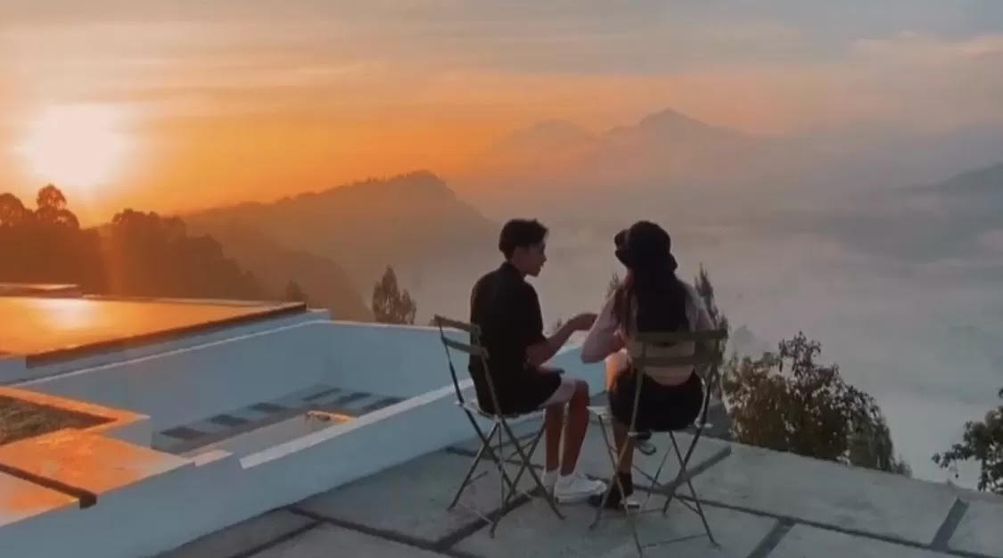 HIGH LAND BALI: High Land Bali, di Desa Pinggan, Kecamatan Kintamani, Kabupaten Bangli, Bali. Selain sunrise, glamping ini kerap diselimuti awan bak di negeri dongeng.