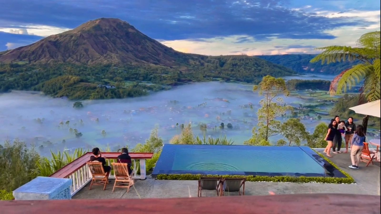 DI ATAS AWAN: Salah satu tempat glamping di Kintamani Bali yang direkomendasikan karena berasa ada di atas awan bak negeri dongeng.