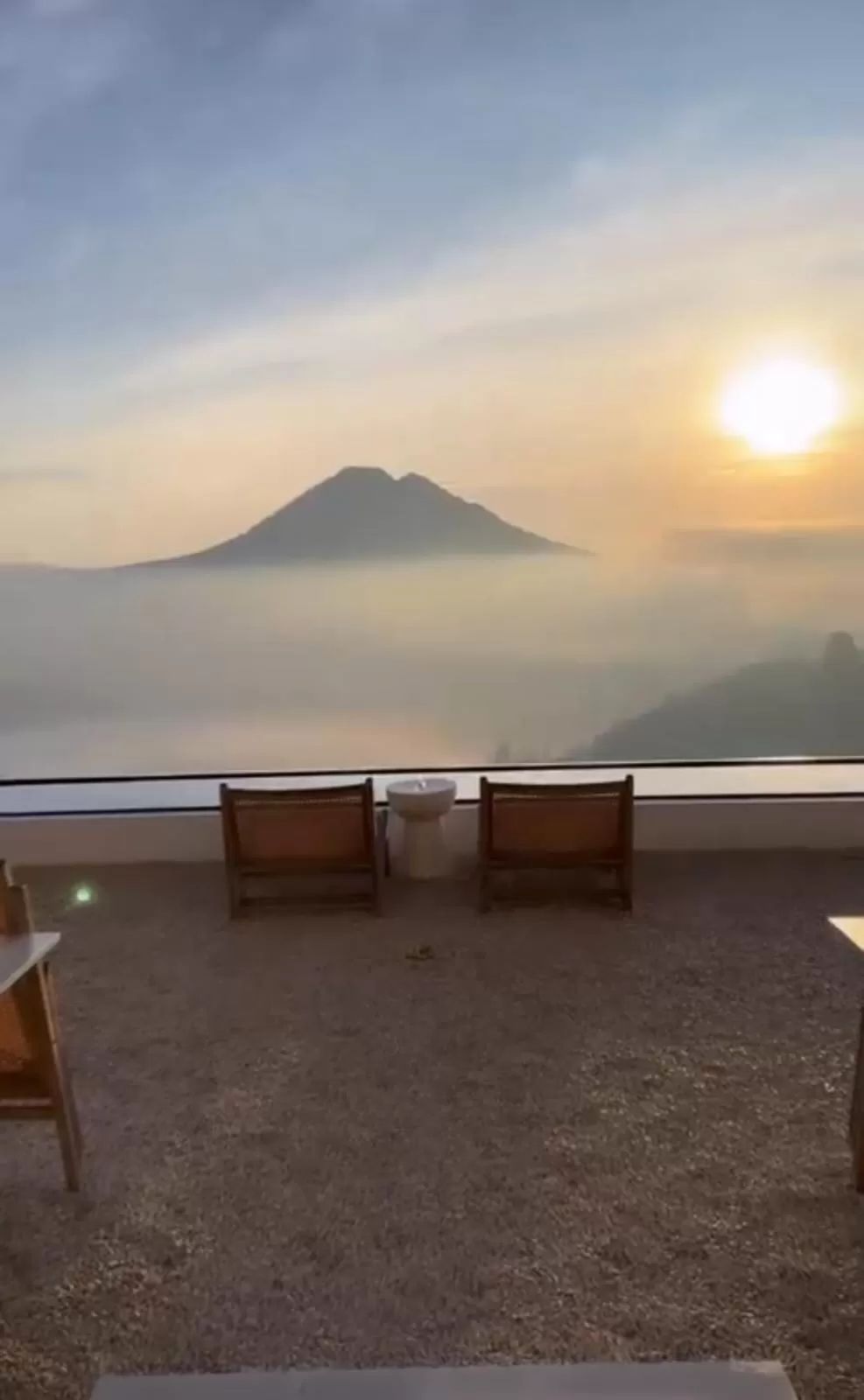 DI ATAS AWAN: Salah satu tempat nongkrong dan staycation yang berasa di atas awan di dekat glamping Kintamani Bali. Cocok untuk melepas lelah setelah perjalanan jauh.