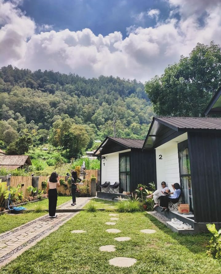 GINASTROHOM: Mengusung tema ginastrohom, glamping di Kintamani Bali ini cocok untuk family time karena bisa nikmati sunrise di Bukit Trunyan.