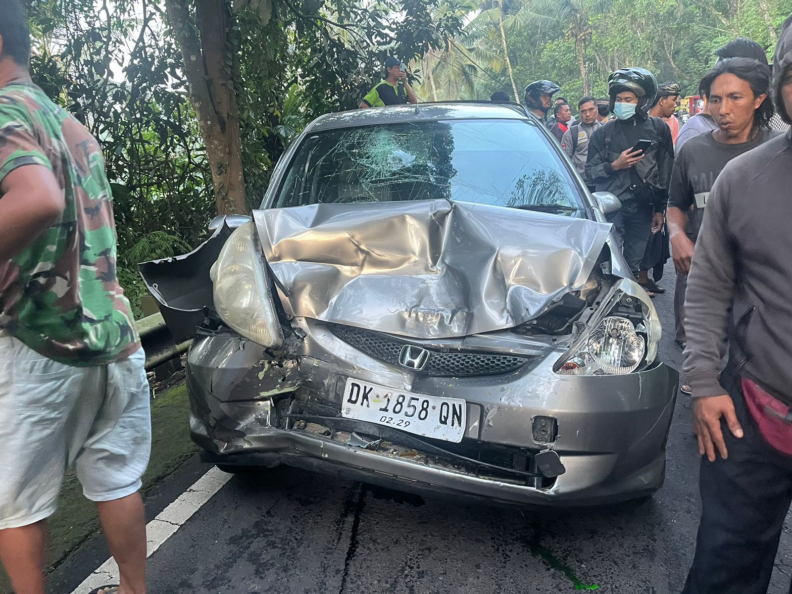 LAKA LANTAS: Laka lantas melibatkan mobil jazz dan truk di Jalan Raya Muncan menuju Rendang, Karangasem. Ini akibatnya.