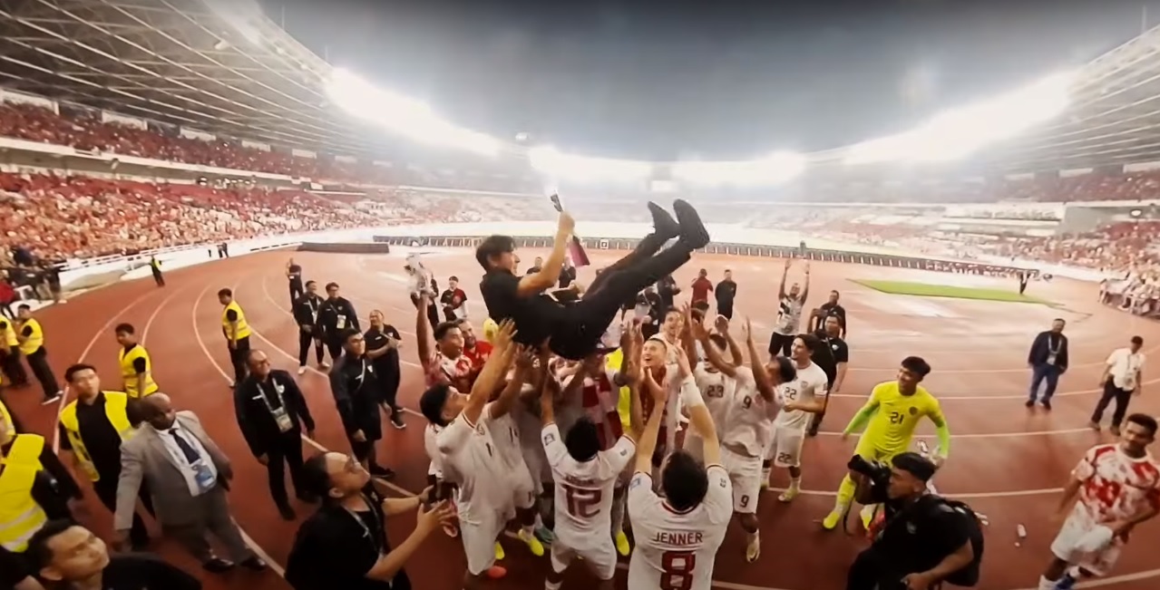 Pelatih Timnas Indonesia Shin Tae yong diangkat ramai-ramai oleh pemain usai lolos ke putaran ketiga