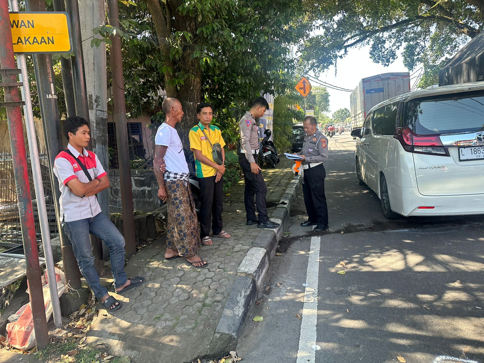 DITABRAK TRUK: Kecelakaan lalu lintas di Tabanan. Truk hantam lansia yang hendak menyeberang, hingga akhirnya alami pendarahan hebat dan patah tulang leher.