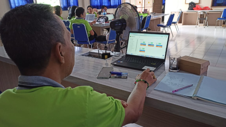 Proses validasi dokumen persyaratan calon siswa atau peserta didik dalam PPDB 2024/2025 di SMPN 1 Tabanan.
