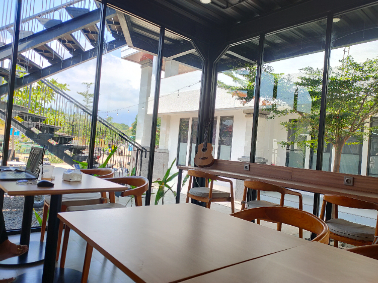 Suasana ruangan indoor di Queen Resto Singaraja