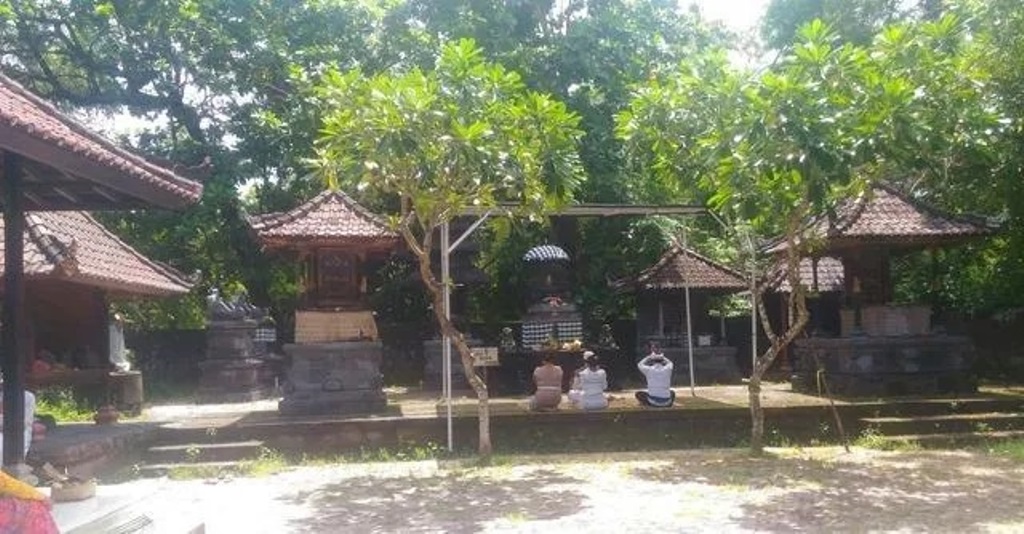 Pura Pat Payung; Potong Kayu, Kesurupan Roh Tentara Belanda