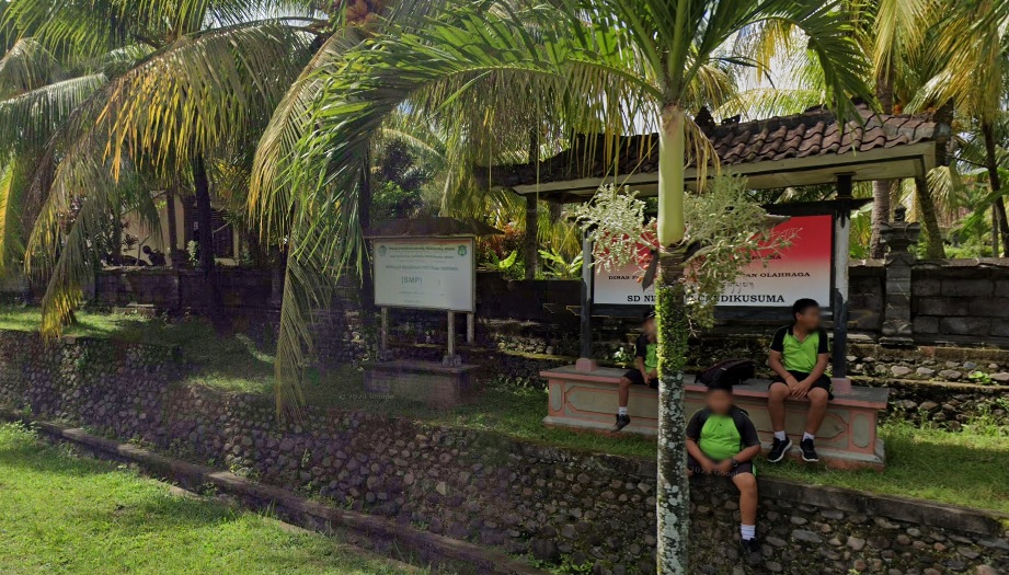 SMP Nasional Melaya bersebelahan dengan SDN 2 Candikusuma, akan ditutup setelah beroperasi 38 tahun lalu.