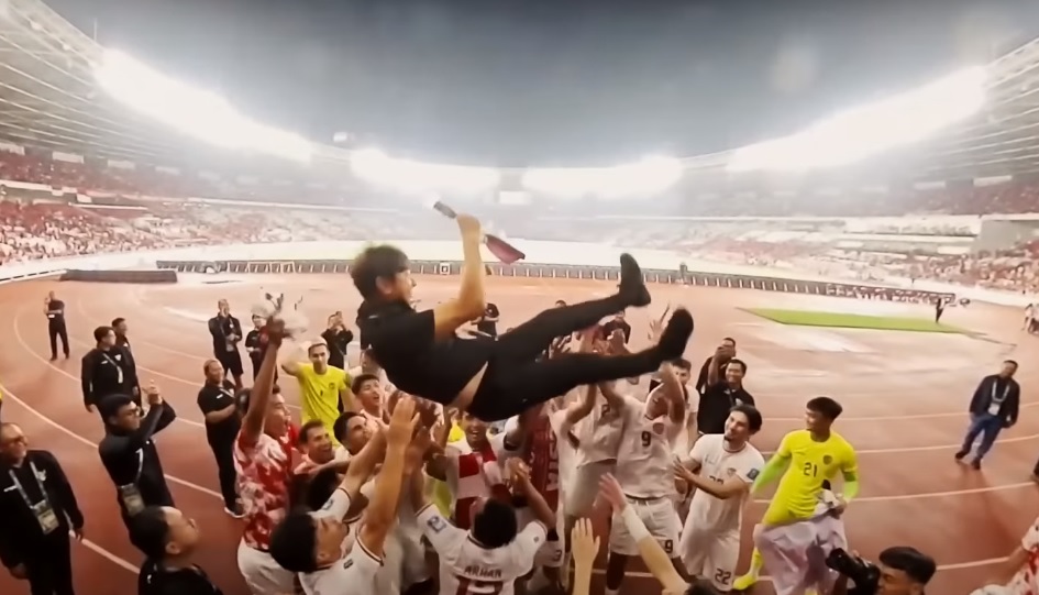 Pelatih Timnas Indonesia diangkat para pemain usai lolos ke putaran tiga Kualifikasi Piala Dunia 2026