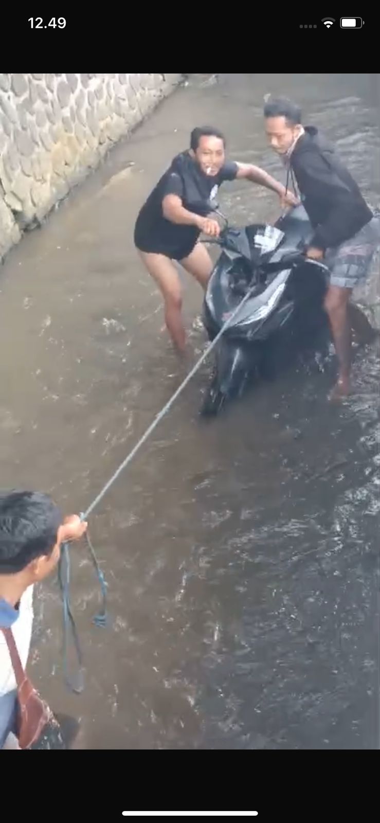 Motor yang dikendarai I Kadek Sukmawan jatuh ke sungai di Jalan Batuan, Sukwati, Gianyar, Bali.