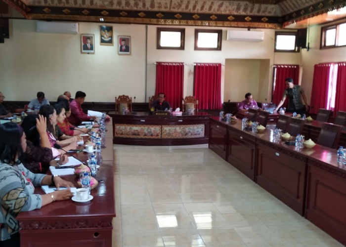 RAKER : Rapat kerja dengan Dinas Kesehatan Kabupaten Tabanan yang berlangsung di Ruang Rapat DPRD Kabupaten Tabanan, Jumat (14/6).