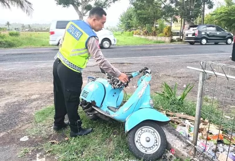 BUKTI KEJADIAN : Motor Vespa yang dikendarai I Komang Adrian Bagaskara, pelajar yang menjadi korban tabrak lari . [Foto Satlantas Polres Jembrana]