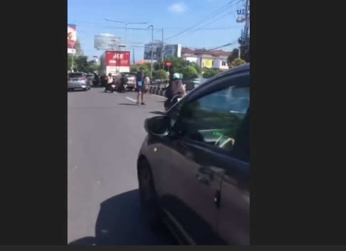 Oknum bule pukul seorang pengdaran motor wanita di jalanan Bali