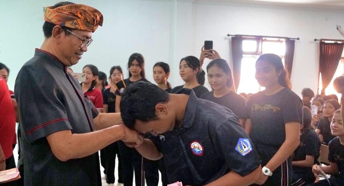 Wabup Badung I Ketut Suiasa (kiri) saat acara sosialisasi Pemuda Badung Tangguh Cegah HIV/AIDS di Kabupaten Badung bertempat di SMA Negeri 2 Kuta Utara pada Kamis, 13 Juni 2024.  &nbsp;