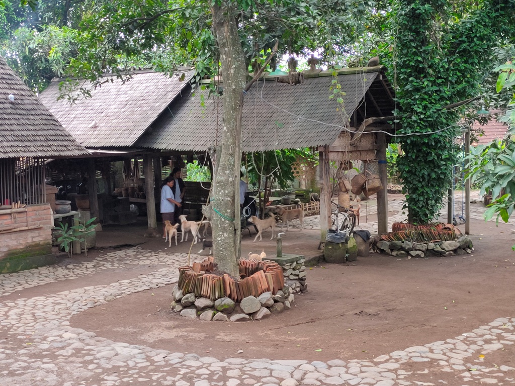 Suasana Rumah Intaran Desa Bengkala, Kecamatan Kubutambahan, Buleleng, Bali.