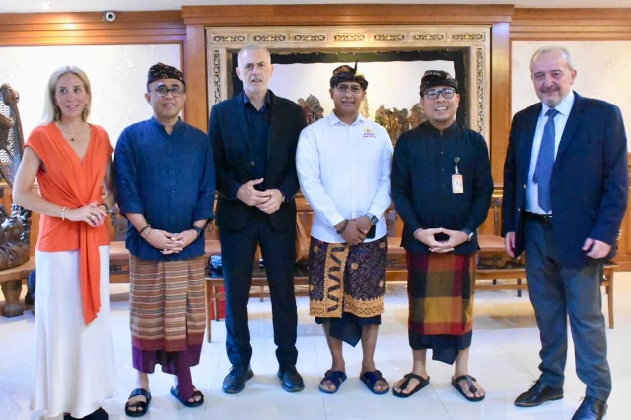 Wali Kota Denpasar I Gusti Ngurah Jaya Negara (dua dari kiri) menerima kunjungan Wali Kota Piraeus Yunani  Loannis Moralis di Kota Denpasar pada Kamis, 13 Juni 2024.
